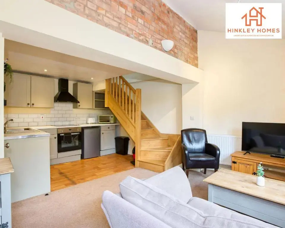 Cosy Contained Riverside 1bed - 2 Floors - Parking