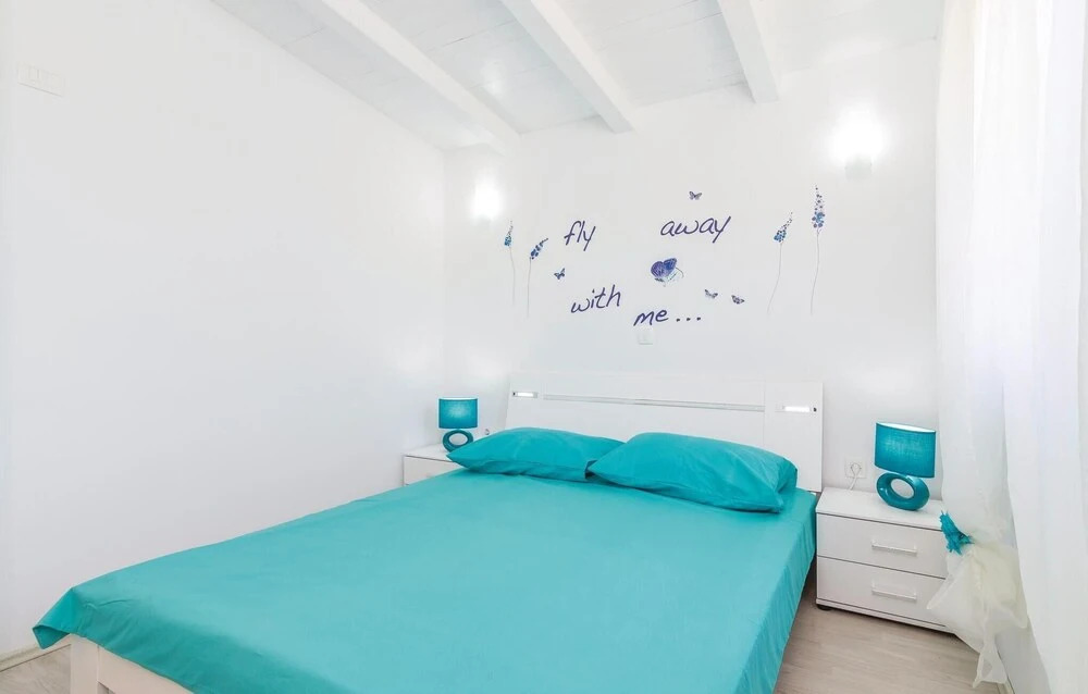 Beautiful Home in Cubani With Wifi and 2 Bedrooms