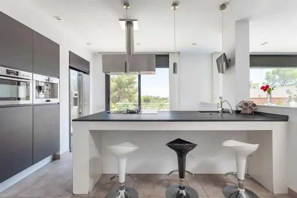 Moderna villa con piscina y amplio jardín