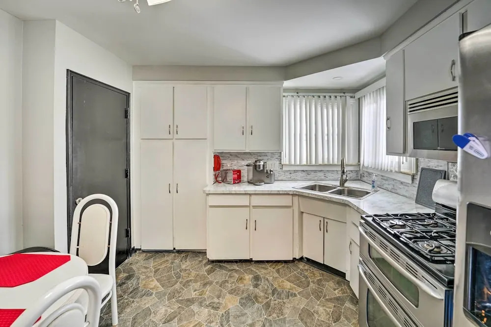 Westland Home w/ Yard ~ 20 Mi to Downtown Detroit