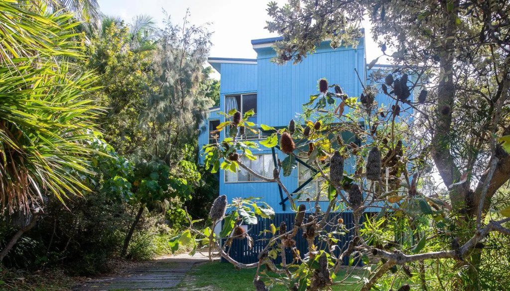 The Blue House - 100M TO BEACH, PET FRIENDLY, BIG HOUSE, SLEEPS 8