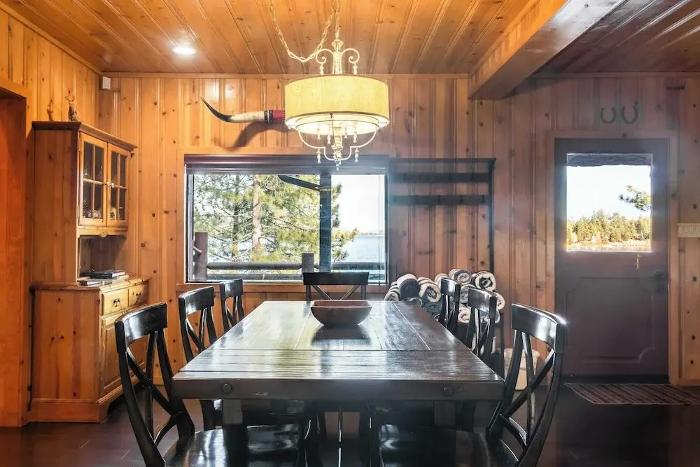 Shoreline Lakehouse by Avantstay Majestic Lakefront Cabin w/ Hot Tub & Fire Pit!