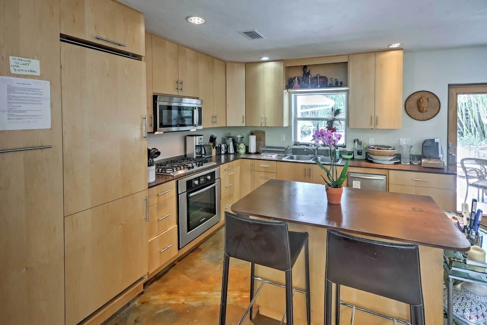 Sarasota House w/ Backyard Oasis: 6 Mi to Beach!