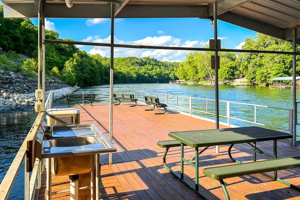 All-season Sunroom! Lakefront Gem 5 Mi to 76 Strip