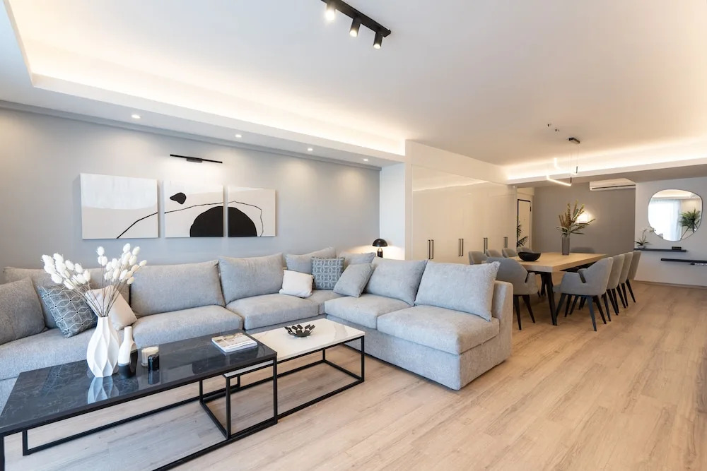 Luxury Apartment near Floisvos Marina