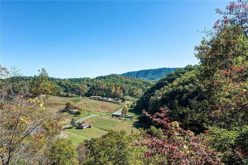 Scenic Solitude 1 Bedroom Home with Hot Tub