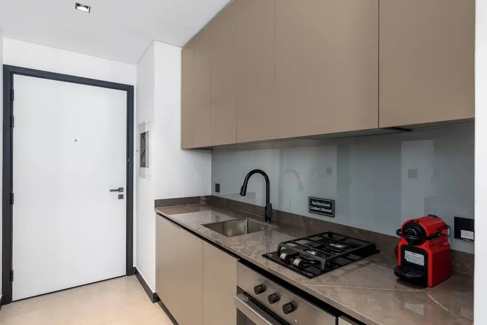 Waves - Stylish 13th-Floor Studio with Top-Notch Amenities