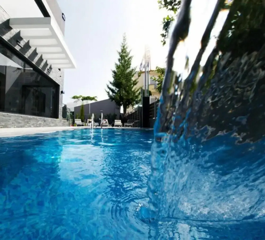 LUXSUITES