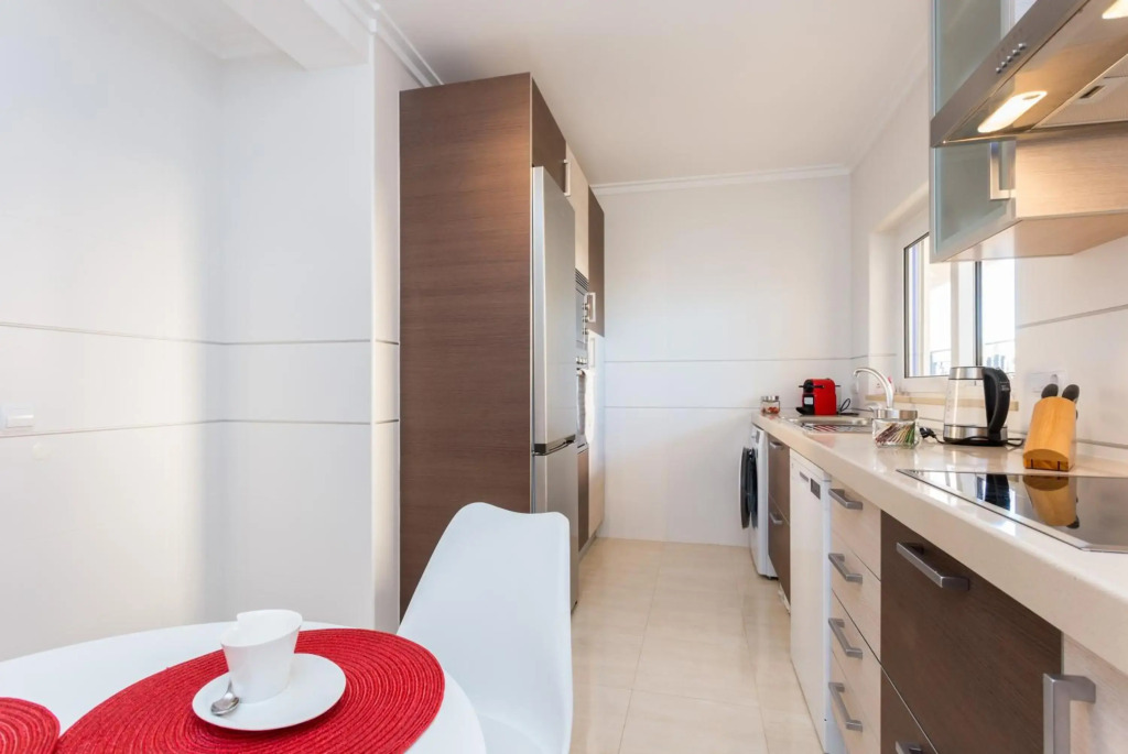 2 bedroom Sea View apartment, private parking