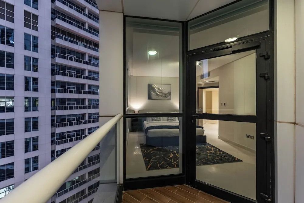 Maison Privee - Urban Apt in Dubai Marina w/ Partial Sea Views