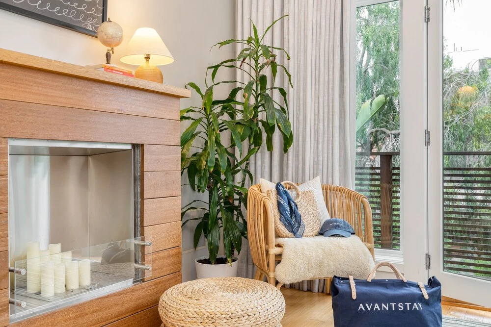 Breakwater by Avantstay Venice Bungalow w/ Rooftop Patio Close to Beach!