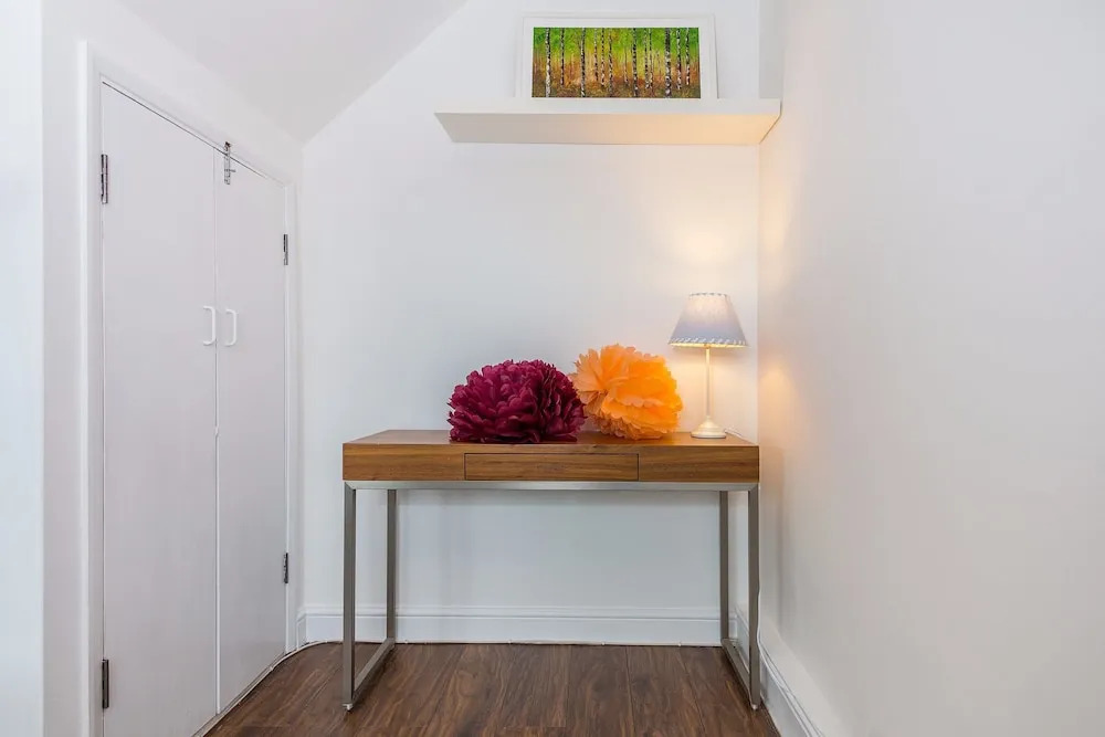 Light and Spacious 3 Bed Next to Victoria Park