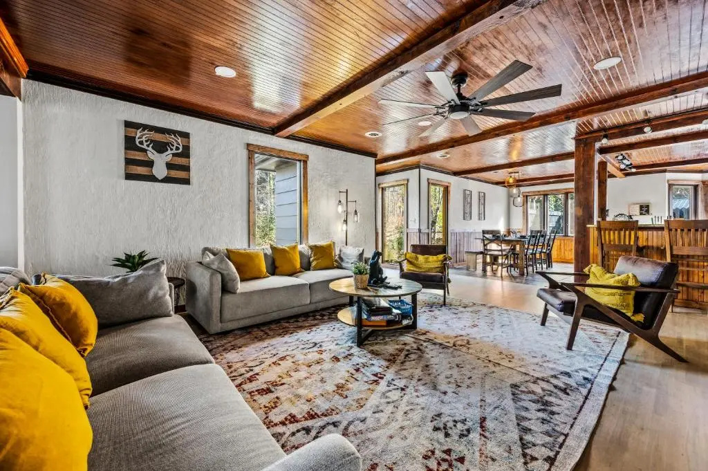 Smoky Bear BnB! Theater, Game Room, Hot Tub, Bar, 5Br 5Ba