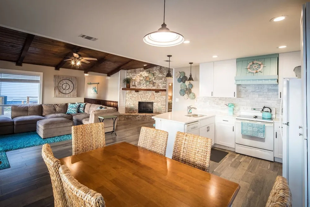 CLIFF AT CANYON LAKE - 3 Br Home