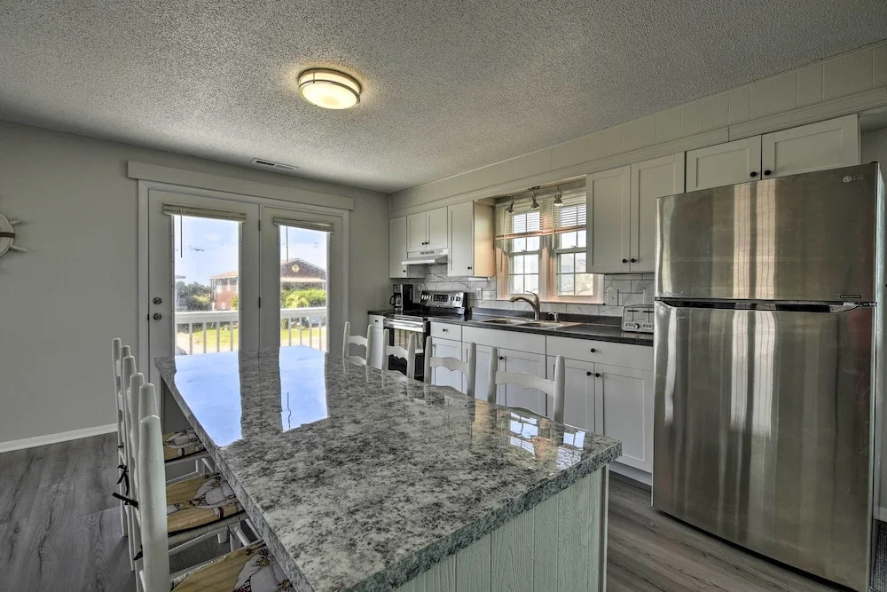 Oak Island Beach Abode w/ Deck: Walk to Shore!