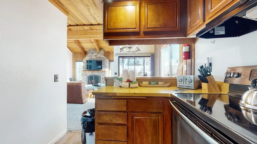Val DIsere 35 Spacious Condo, Balcony with BBQ , Walk To The Village by RedAwning