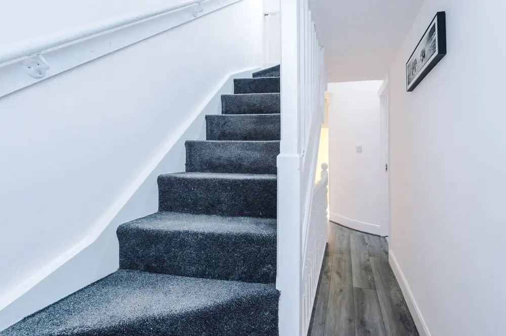 A-K Apartments - Spacious 4 Bedroom House, Central Location, Sleeps 8!