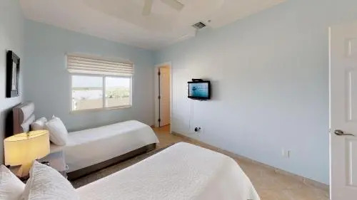Beachfront 4Br Retreat Walk To Beach & Town