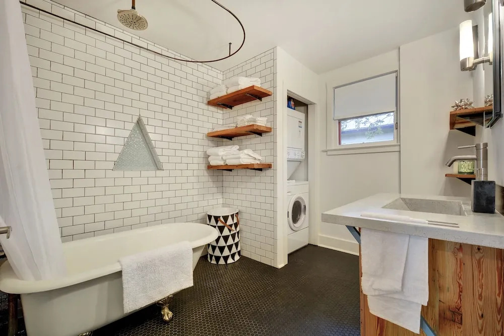 Oak-Shaded House in Bouldin - 2 Br Home