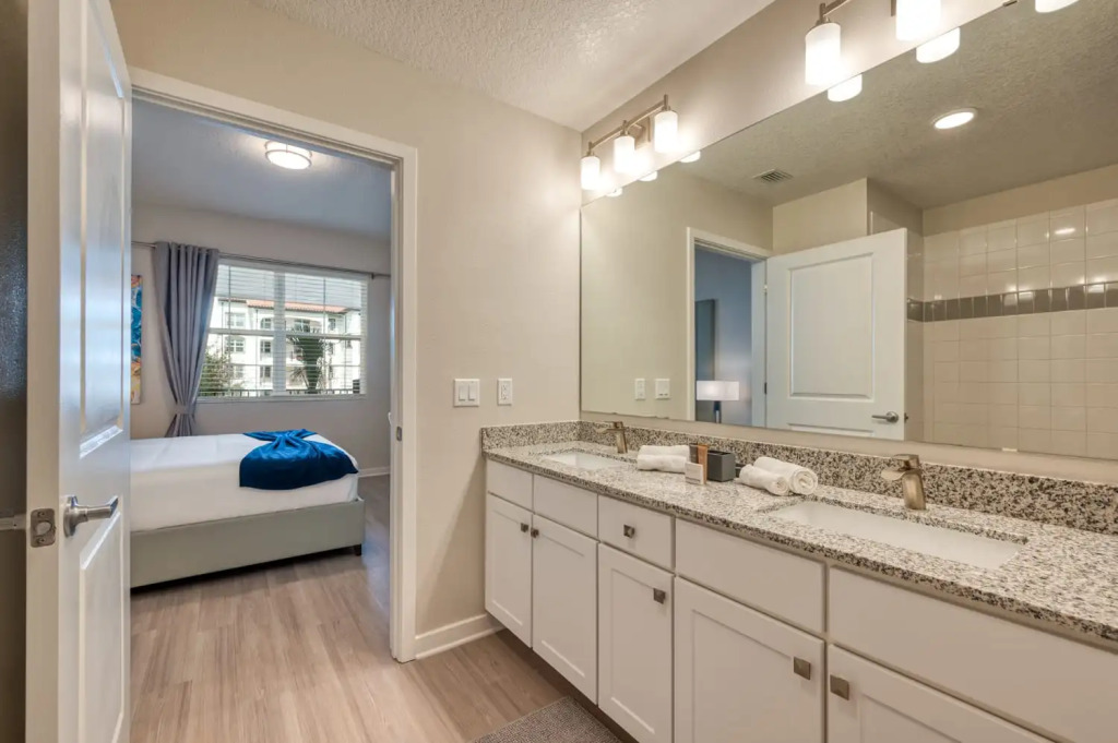 Comfortable home with balcony near Universal Parks
