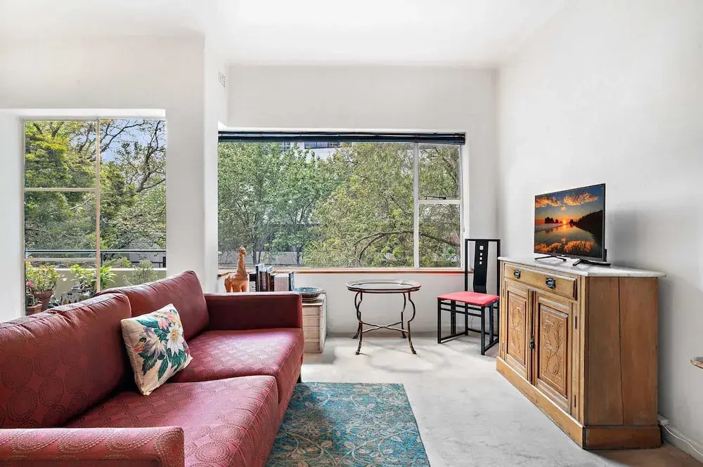 Sunny 1-bed With Parking Near Arts Precinct
