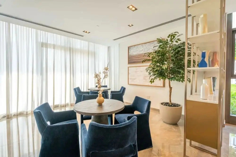 1 BR Apt Luxury at Burj Crown