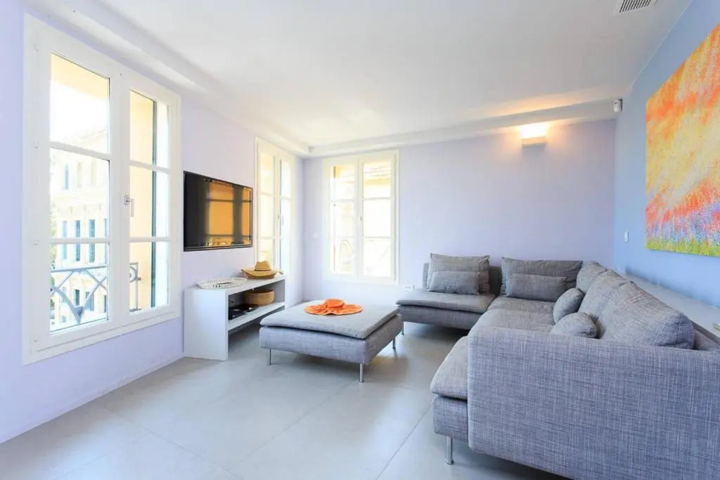 Pure & Chic 2beds/2baths in Centre!