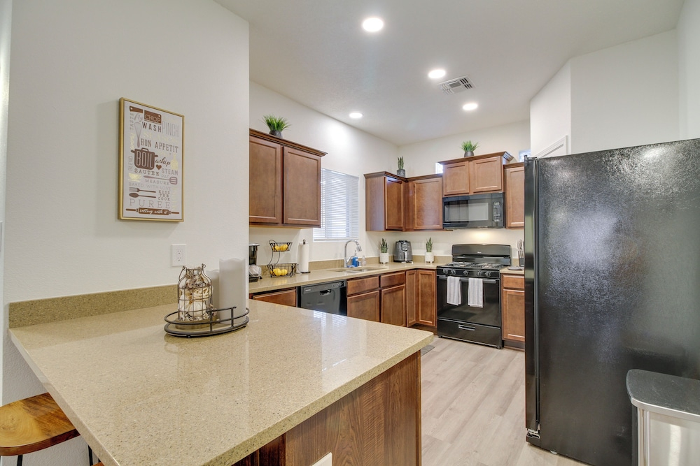3 Mi to Downtown: Wfh-friendly ABQ Townhome!