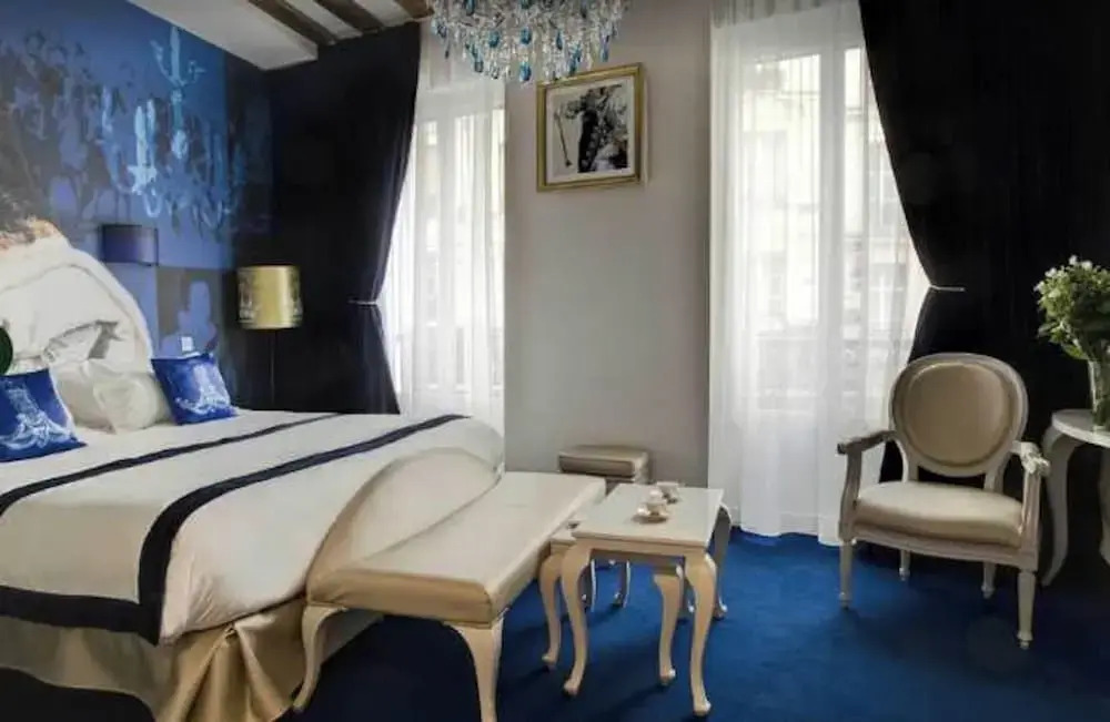 Confidential Room 1, a Stones Throw From the Louvre