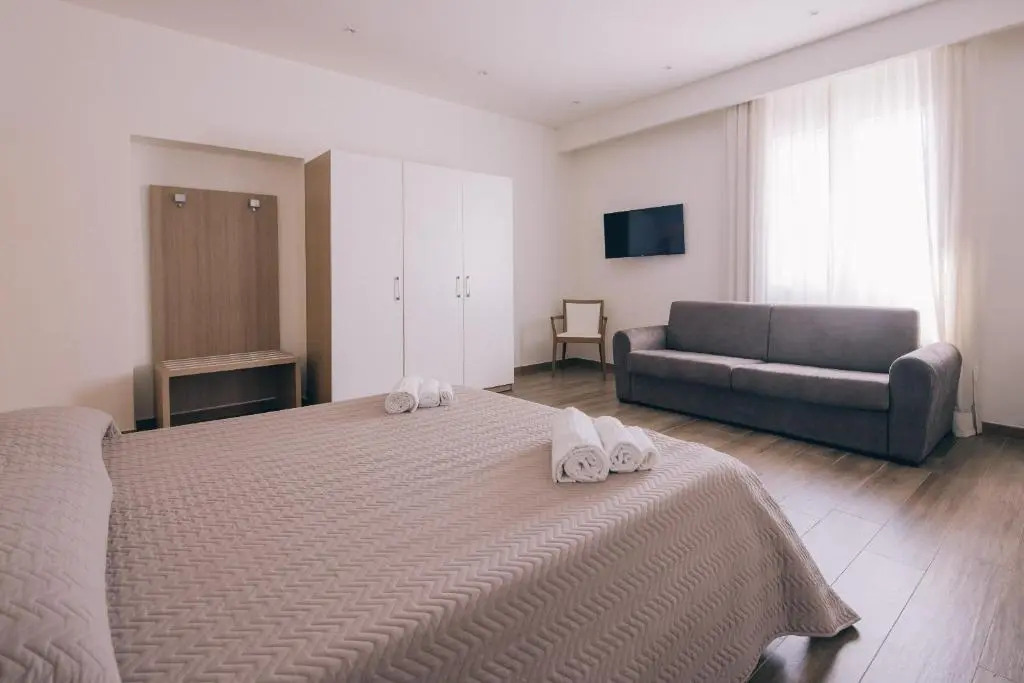 La Promenade Rooms & Suites