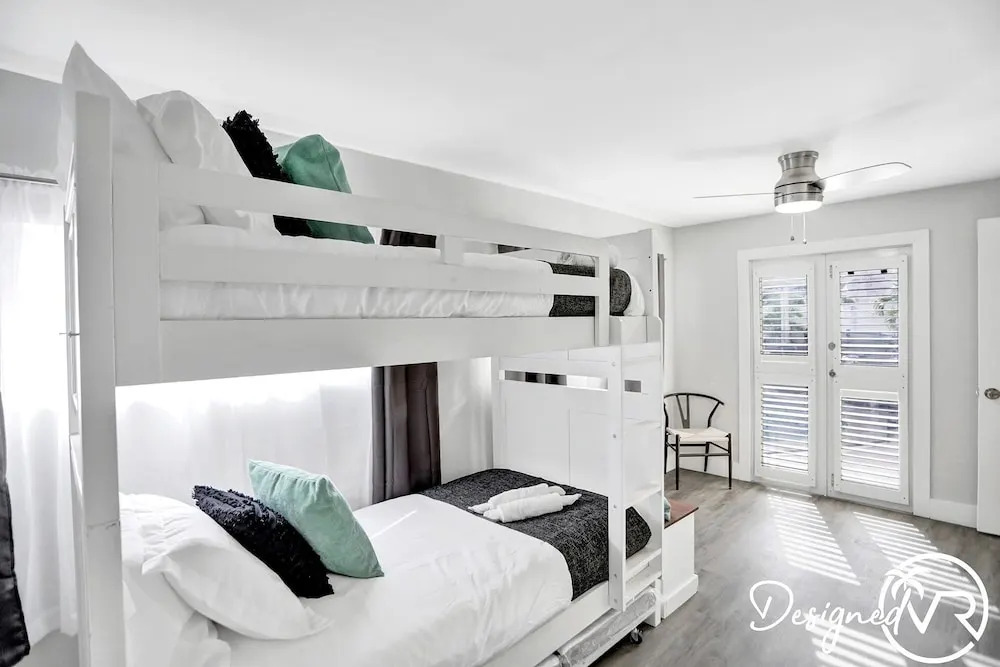 6 BR With Heated Pool Close to Beach