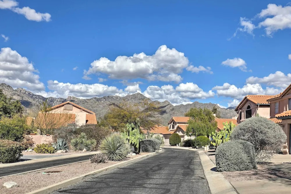 Tucson Area House w/ Pool Access & Mountain Views!