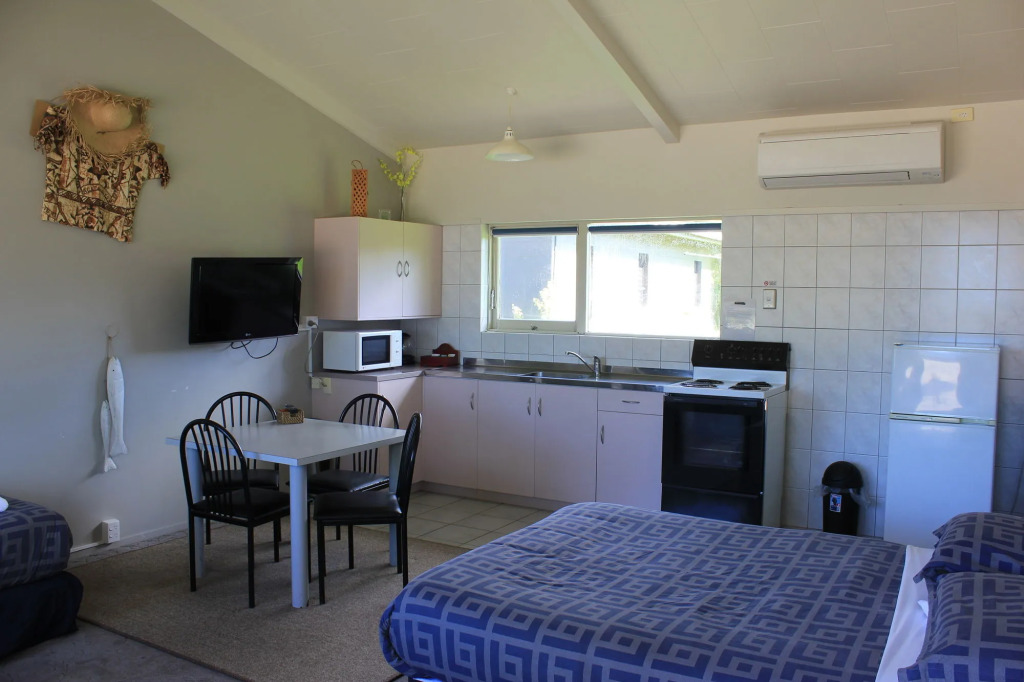 Jack & Dis Waiteti Lakefront Motel
