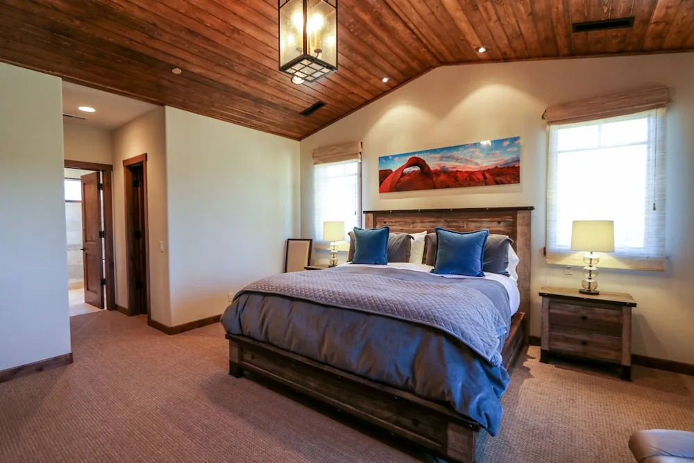 Graystone 2110 5-Star Luxury House with Private Jacuzzi and Double Garage by RedAwning