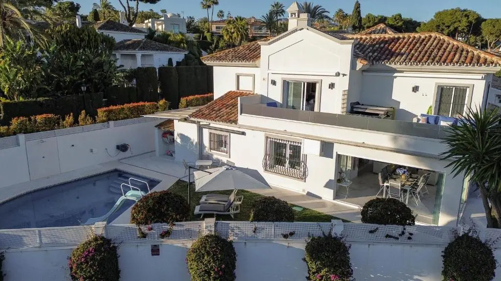 Villa encantadora junto a la playa en Los Monteros con seguridad 24 horas