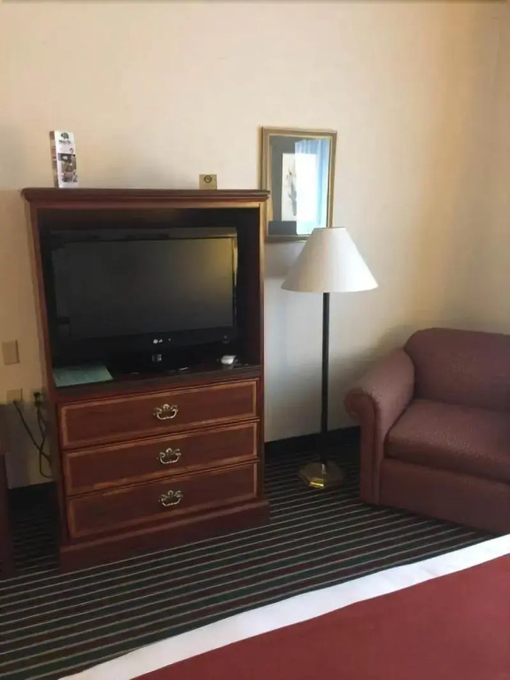 Evergreen Inn & Suites
