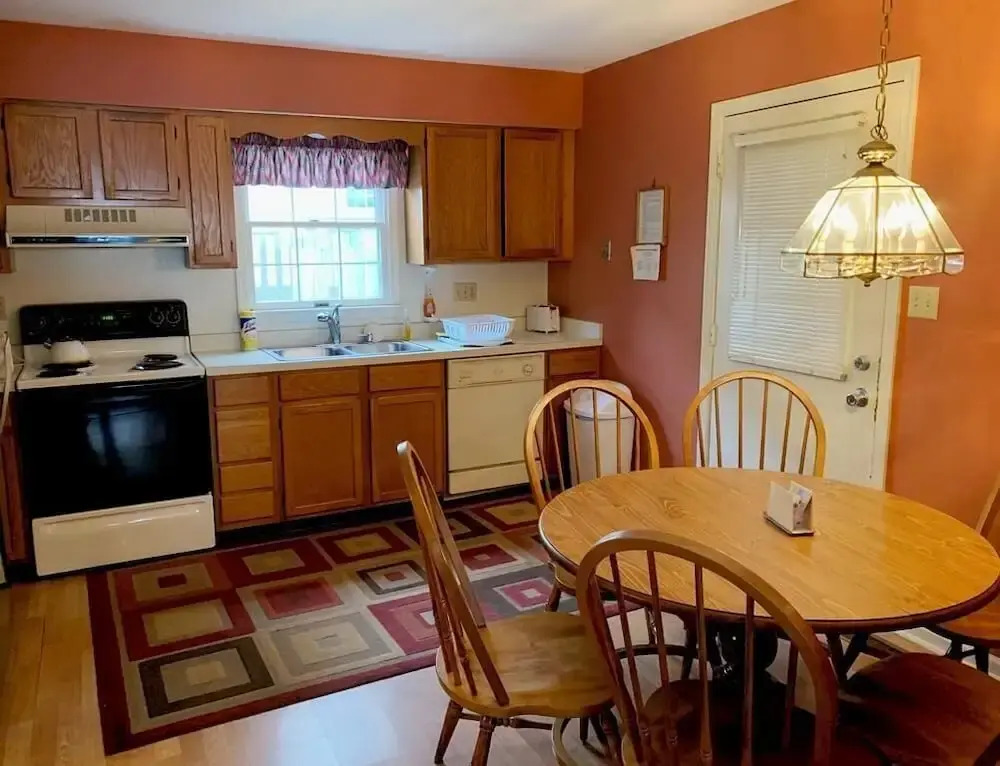 King Charles Avenue 404 #6
