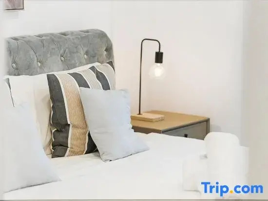 Modern 2BR with City Views & Pool Near Parramatta