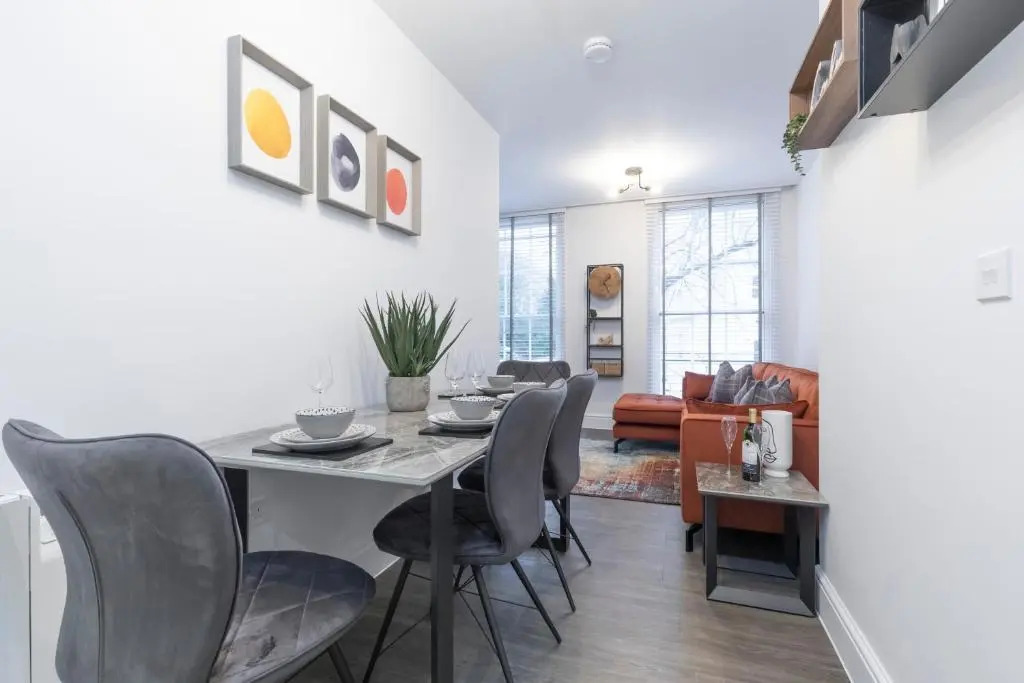 Elliot Oliver - Luxury 2 Bedroom Regency Apartment With Parking & EV Charger