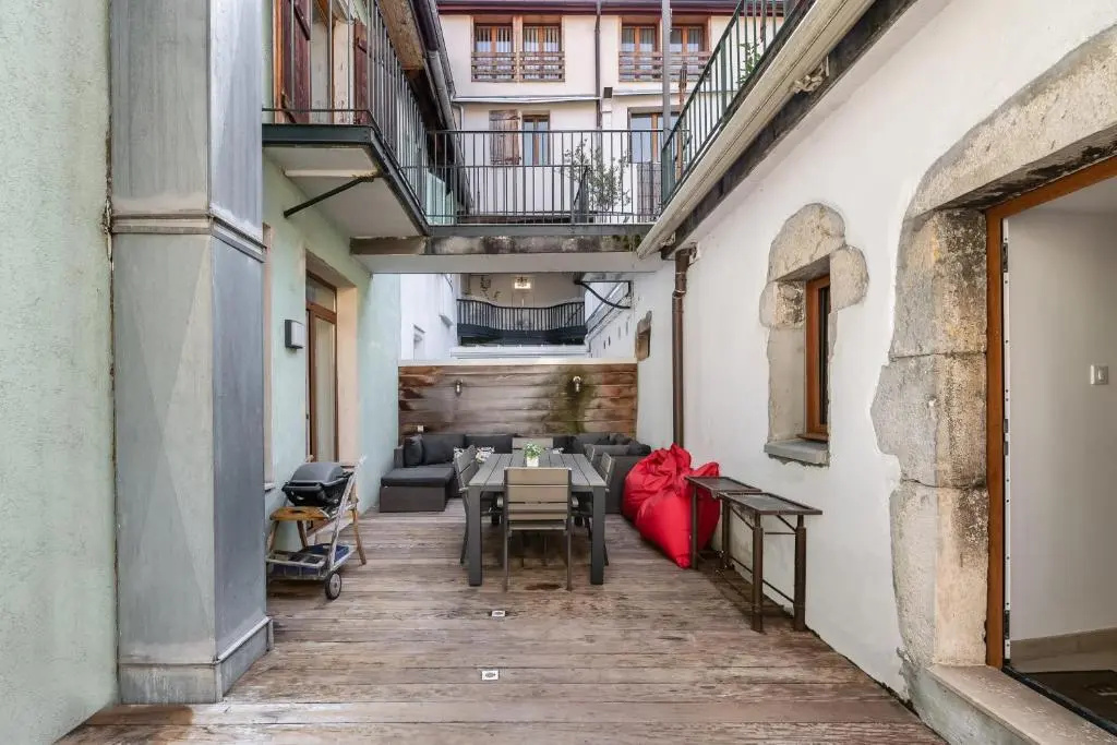 Le N 10 - Grand appartement de 200 m2 avec patio de 35 m2 en Vieille Ville