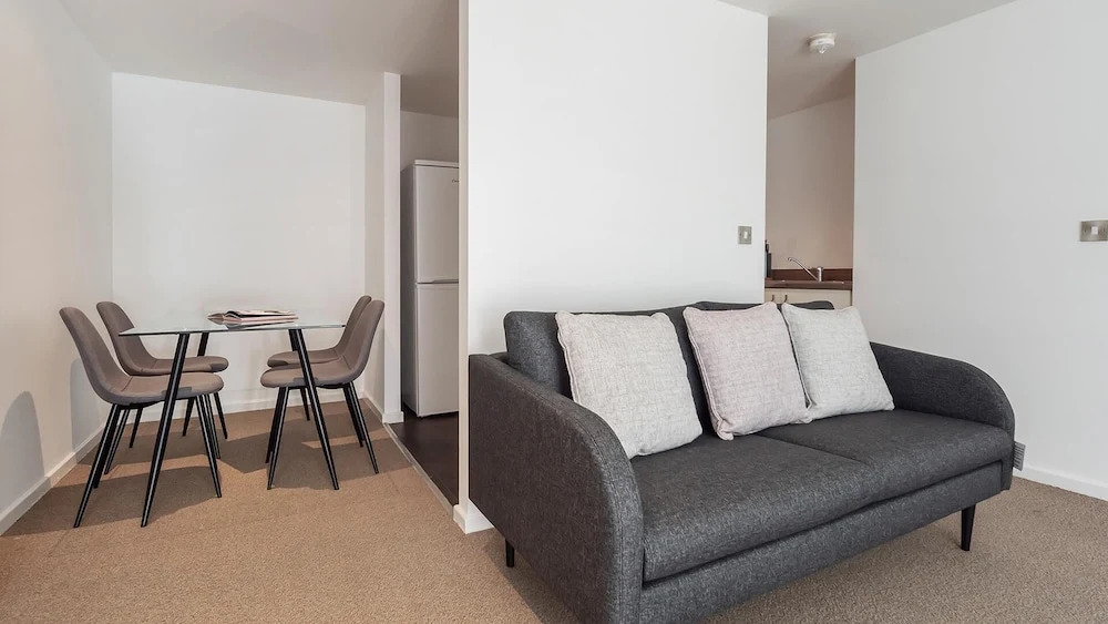 Bright, Stylish 2BR Apartment in Central Sheffield