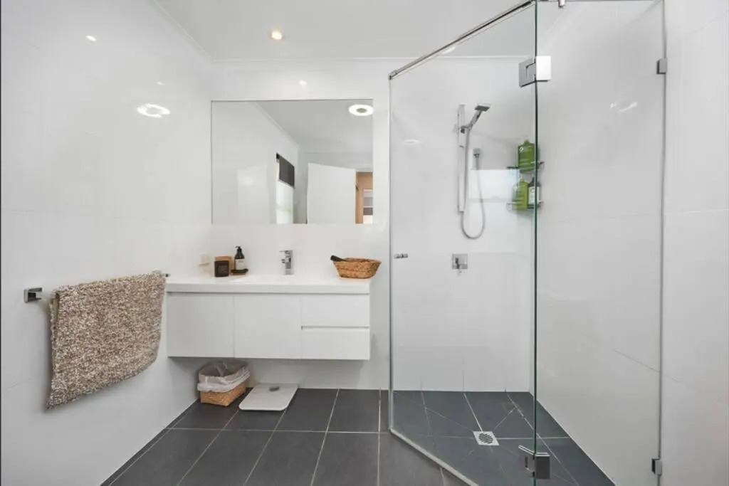 Whale House 8 - 6 Electra Close