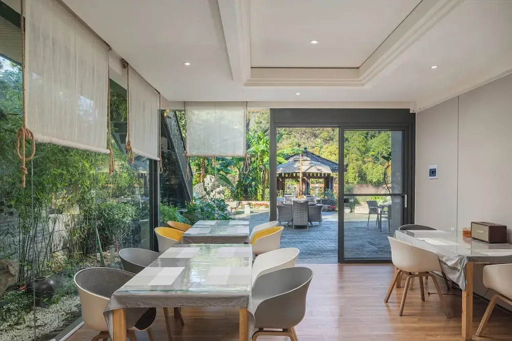He She Courtyard Free pick-up train station stay 2 nights
