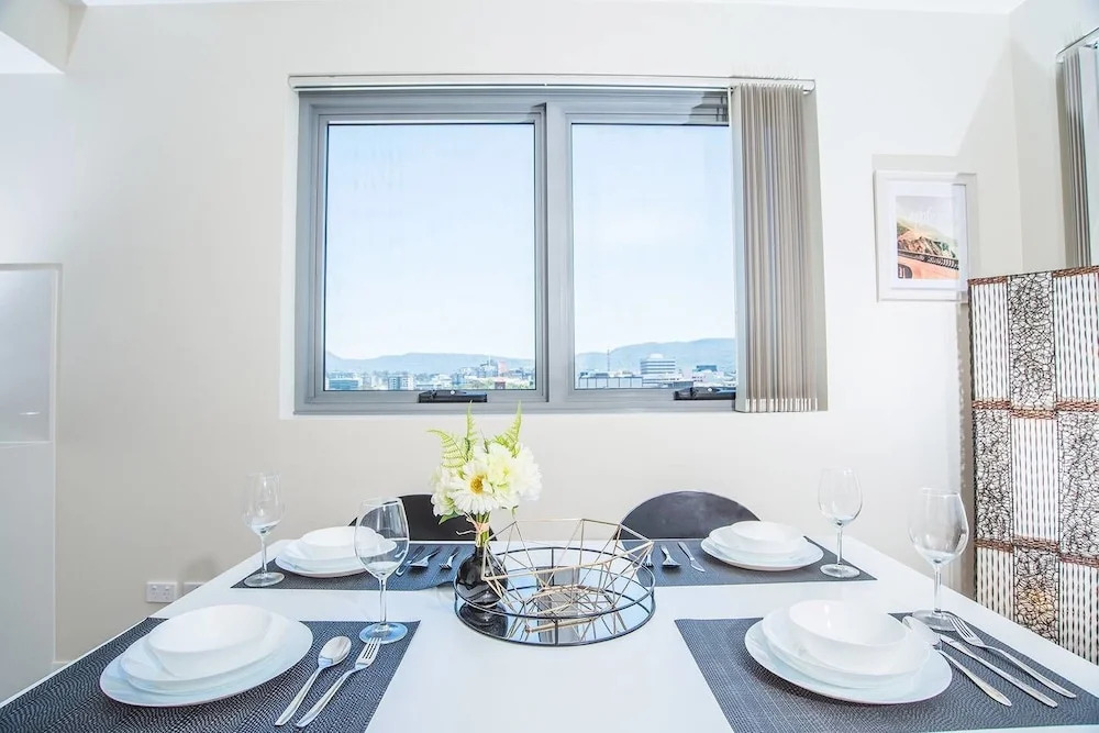 Spacious Central Apartment Walking Distance To Beach
