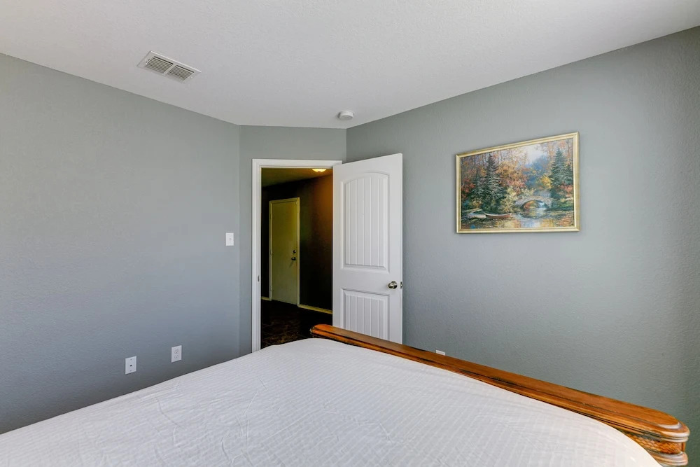 Beautiful San Antonio Home w/ 75" TV & King Bed