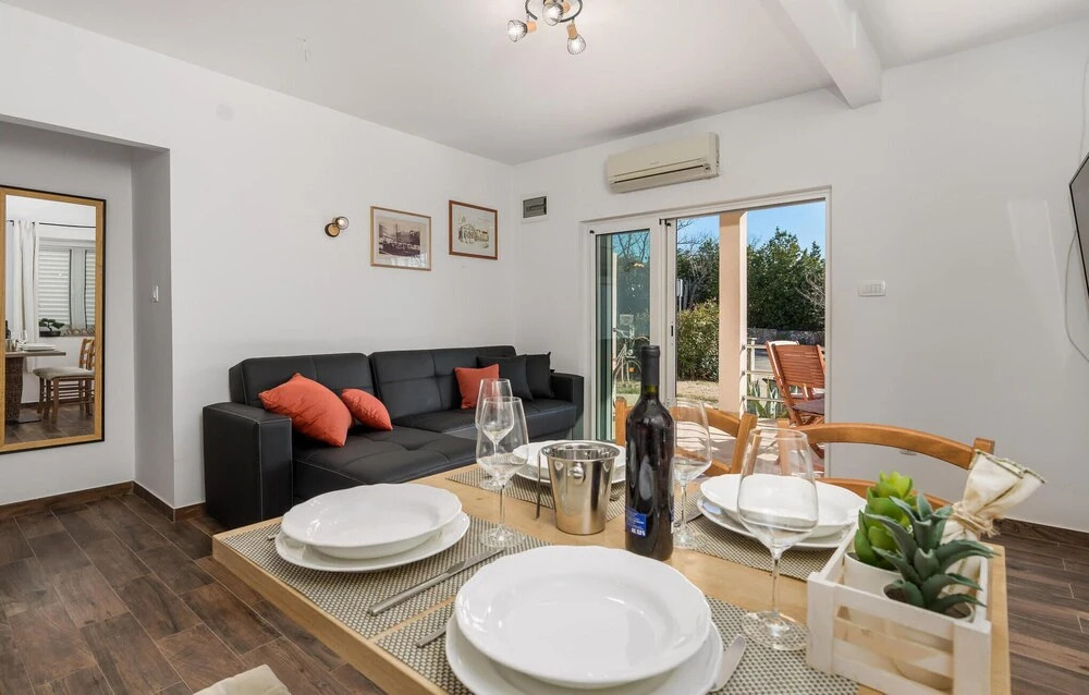 Amazing Apartment in Cres With 1 Bedrooms and Wifi