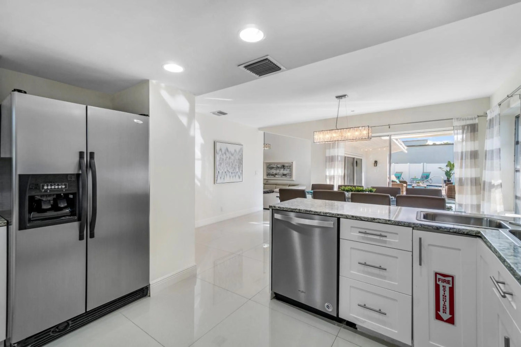 Heated Pool/Htub & Pool Cabana w/TV Walk to Beach