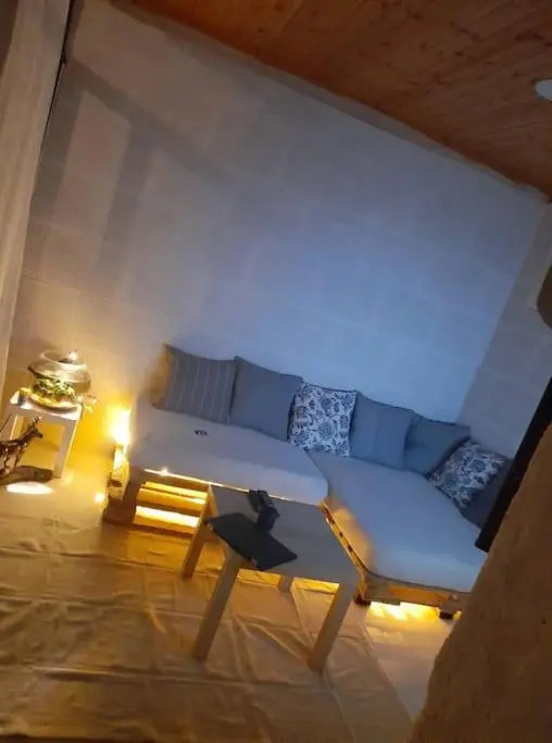 Cozy 2 bedrooms apartment in Jabal Lwebdeh