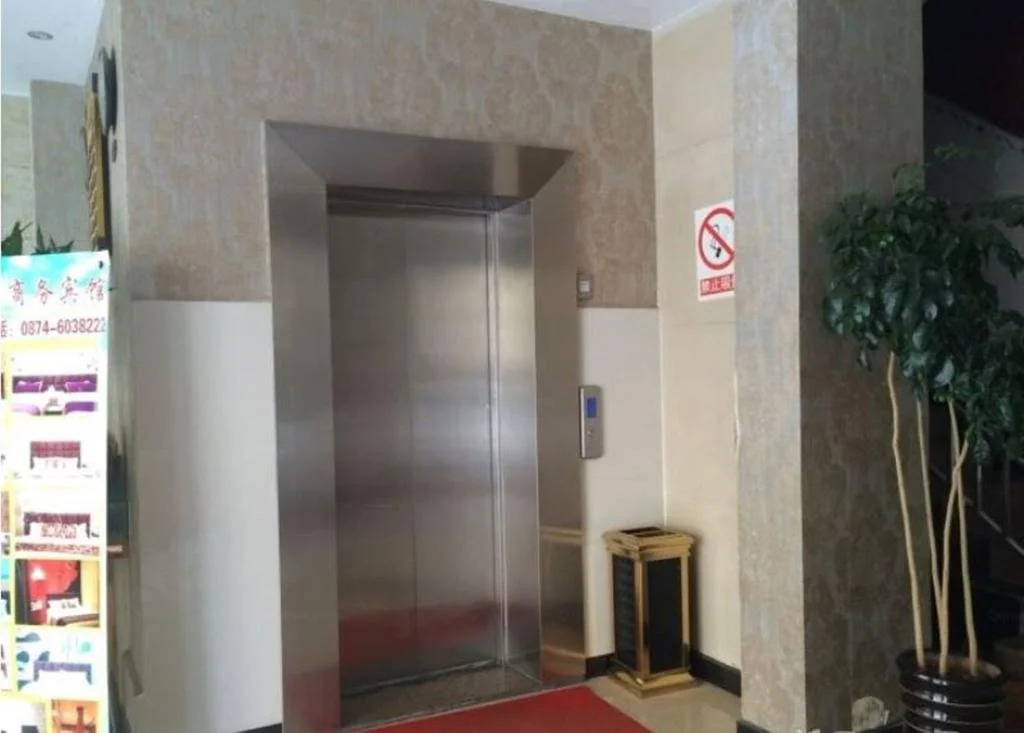 Qujing Ruixin Business Hotel