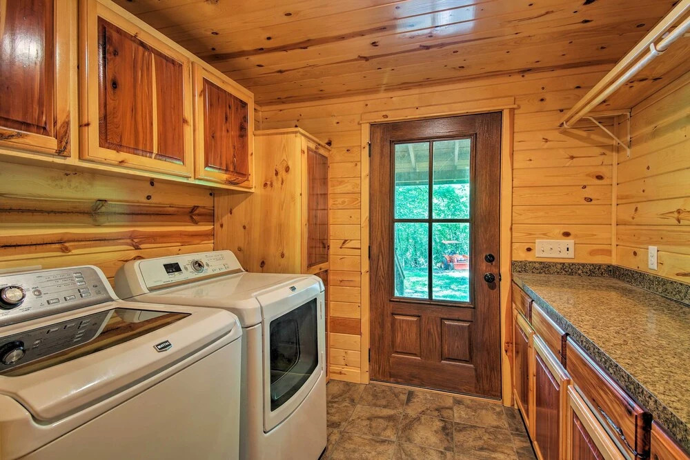 Cozy Broken Bow Cabin w/ Hot Tub - 1 Mi to Lake!